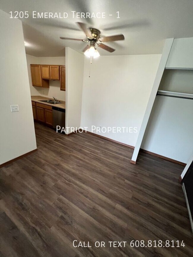 Building Photo - 1 bedroom/ 1 bath apartment in Sun Prairie...
