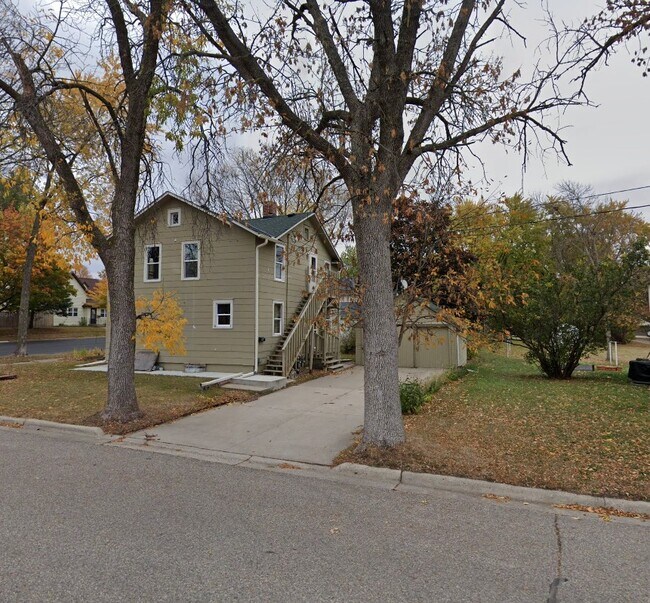 Building Photo - 1406 11th St E
