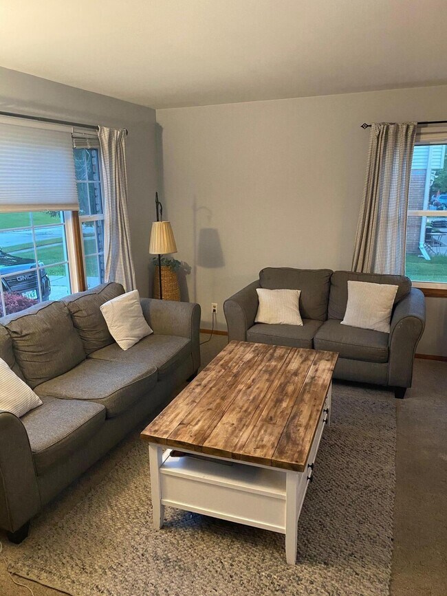Foto del edificio - 4932 Sutton Ln