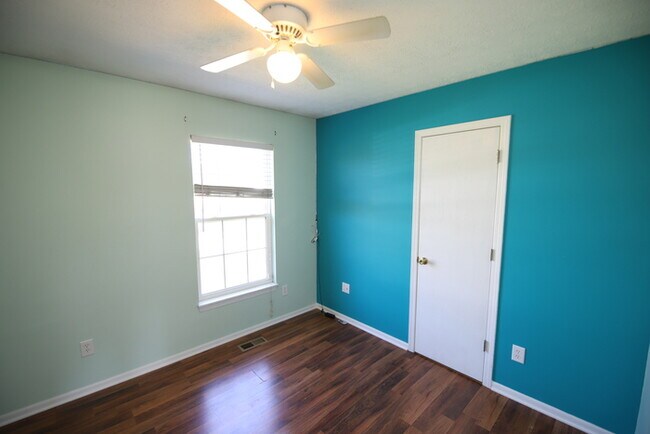 Building Photo - Three bedroom Home is Green Ridge Estates