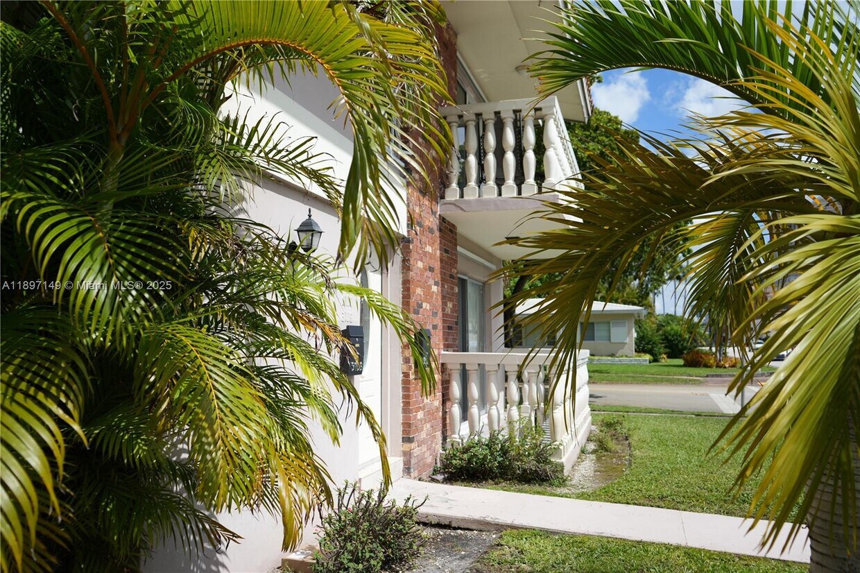 Foto principal - 3100 S Le Jeune Rd