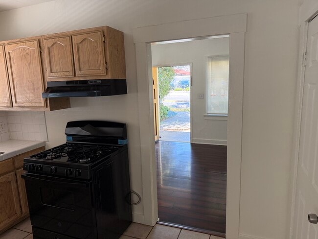 kitchen - 559 Lincoln Ave