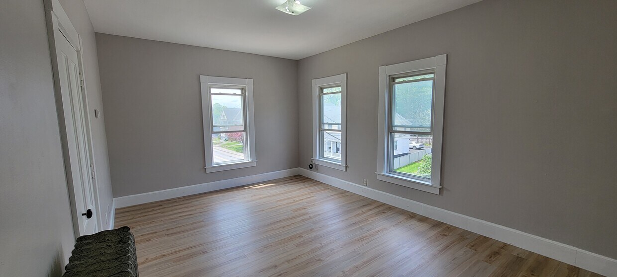 Large Living Room or Bedroom - 47 Pine St