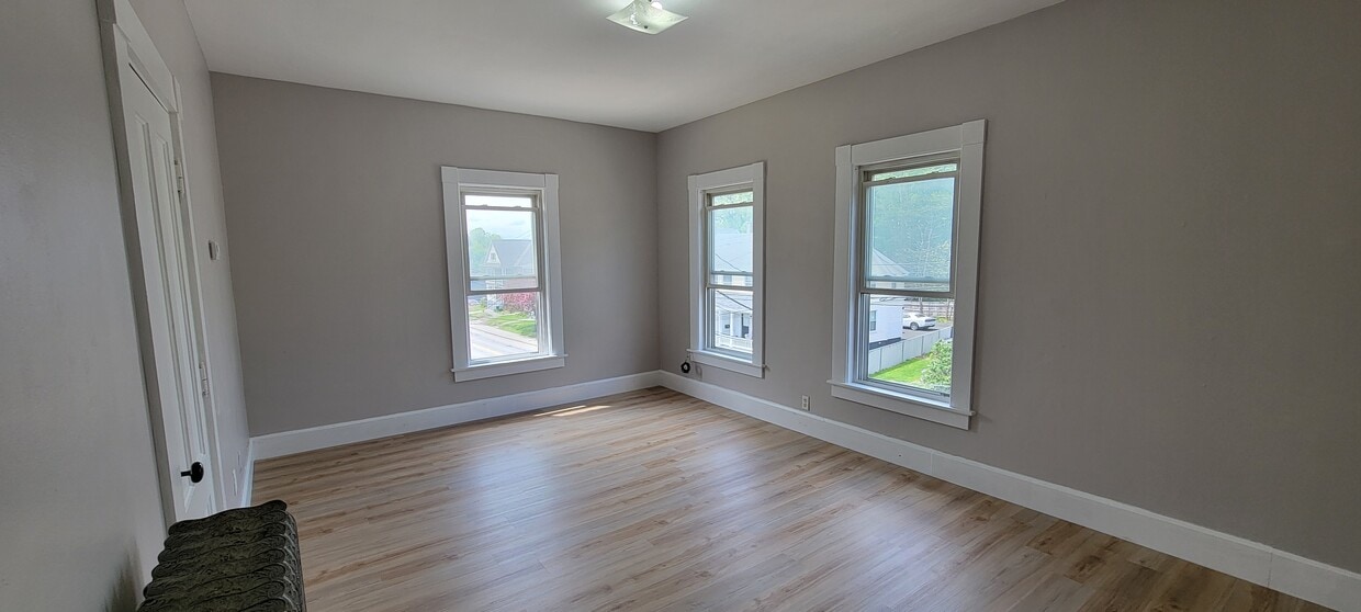 Large Living Room or Bedroom - 47 Pine St