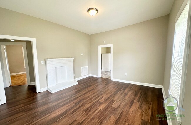 Building Photo - 206 Delano Ave