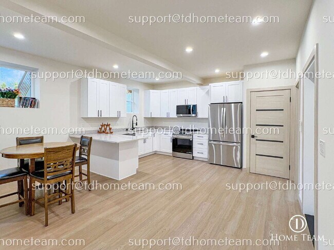 Foto del edificio - "Charming 864 Sq Ft 1-Bed Oasis in University Place – Perfect for Cozy Living!"