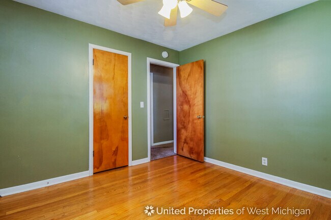 Building Photo - 158 Pershing Dr NE