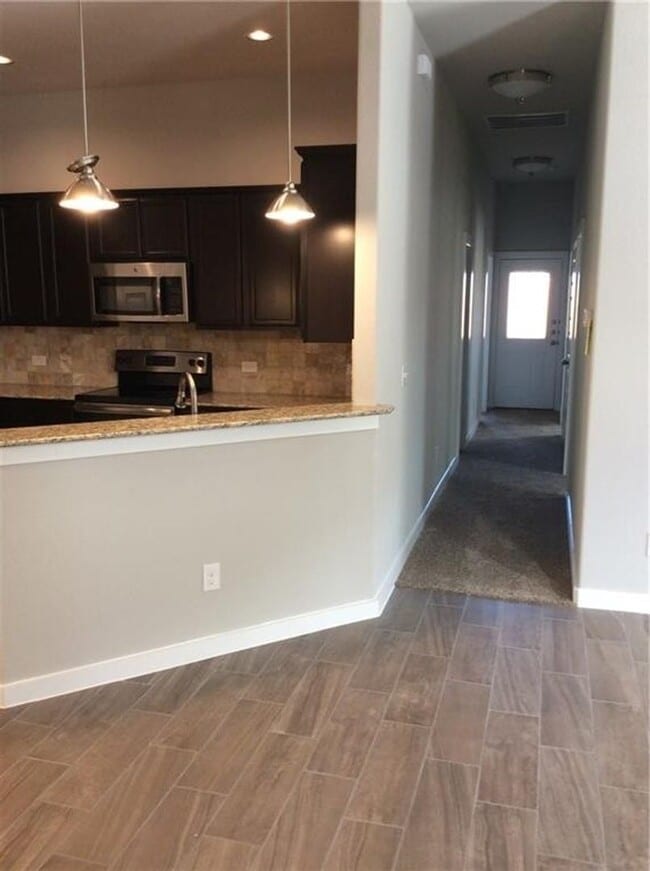 Building Photo - LUXURY TOWNHOME LOCATED IN PECAN PARK, BAS...