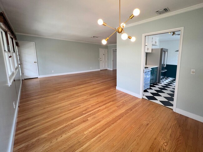 Comedor, sala de estar a la derecha, cocina a la izquierda. Lámpara de araña de latón estilo Sputnik. - 1327 N Central Ave