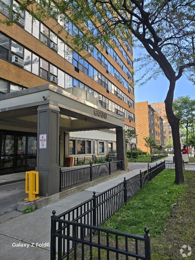 Building Photo - 6030 N Sheridan Rd