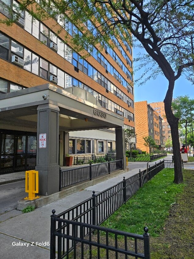 Front Entrance - 6030 N Sheridan Rd