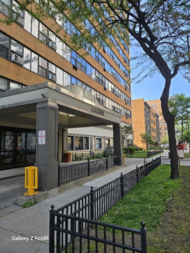 Building Photo - 6030 N Sheridan Rd