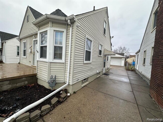 Building Photo - 6108 Barrie St