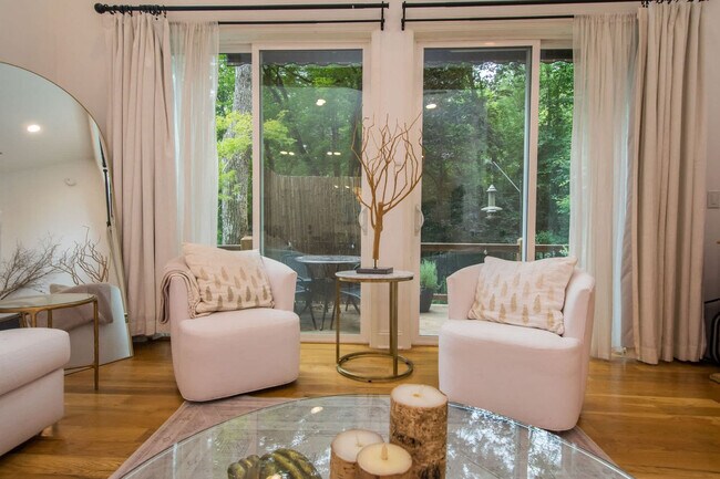 Foto del edificio - 125 Little Willow Cir