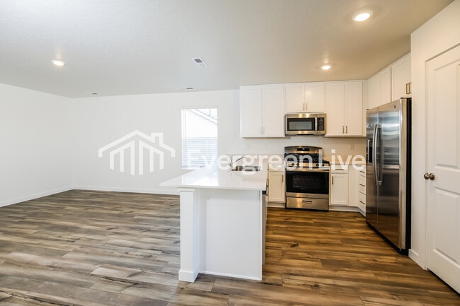 Building Photo - 335 Lightning Ave