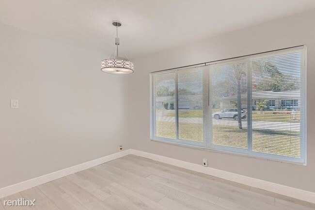 Building Photo - 3 br, 2 bath House - 15 S Mercury Avenue UNIT