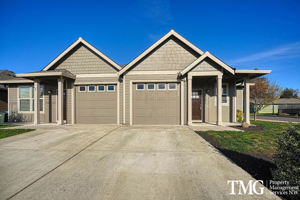 Foto principal - Gorgeous Duplex in Great Washougal Location with Dual Primary Suites!