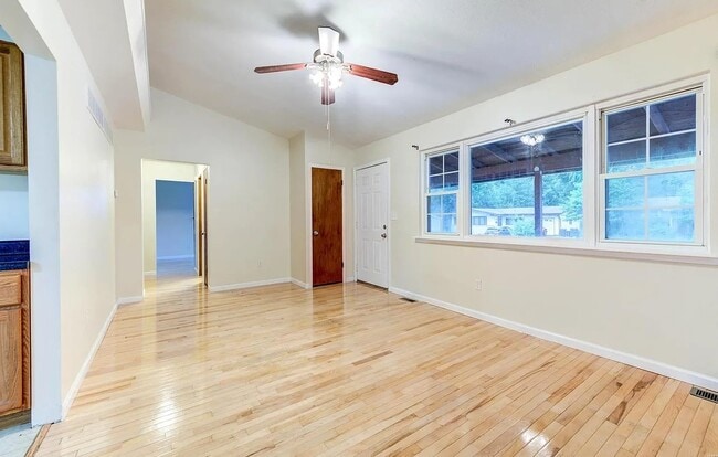 Building Photo - 805 Holiday Ave