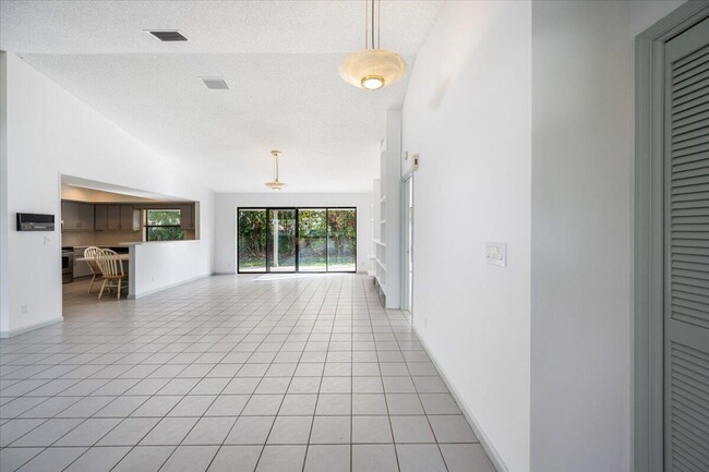 Building Photo - 2216 Amesbury Ct