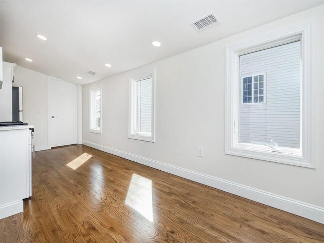 Building Photo - 50 Graywood Rd