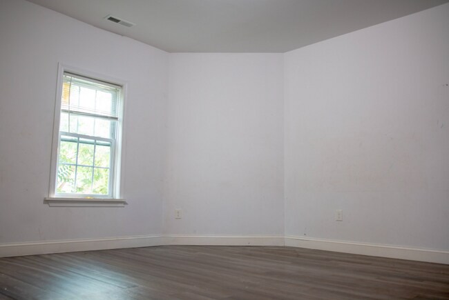 Building Photo - 22 Brewster St