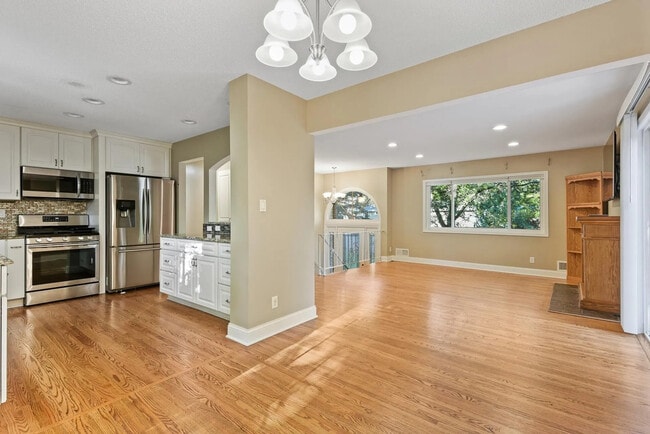 Building Photo - 3301 Shepherd Hills Dr