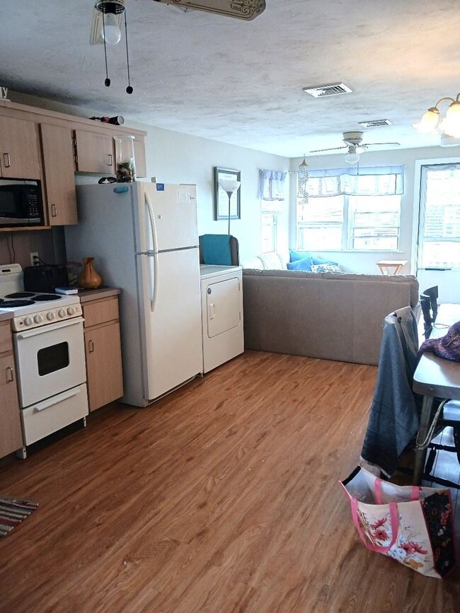 Building Photo - Plymouth/Whitehorse Beach, Fully Furnished...