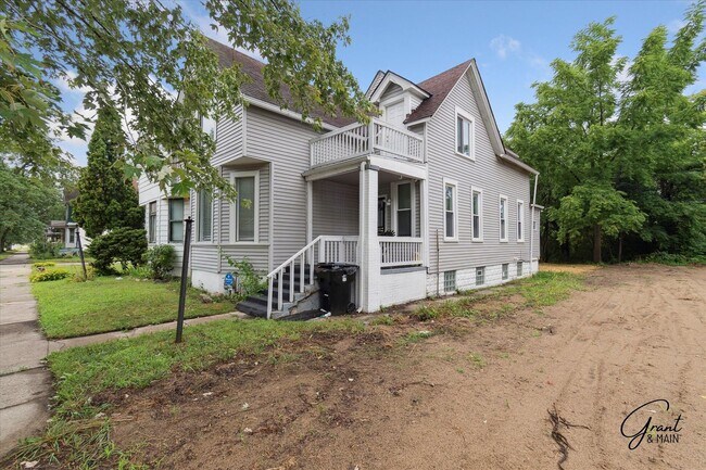 Foto del edificio - 6 bedroom 2 bath $2250