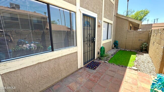 Foto del edificio - 1229 N 84th Pl