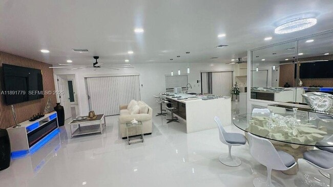 Building Photo - 541 SE 17th Ave