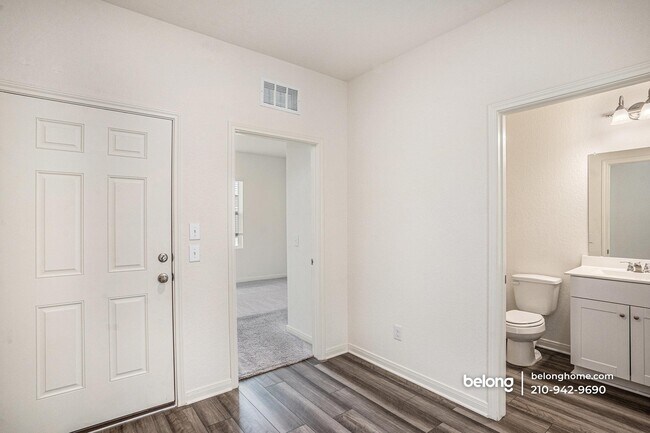 Foto del edificio - 7439 Corral Smt