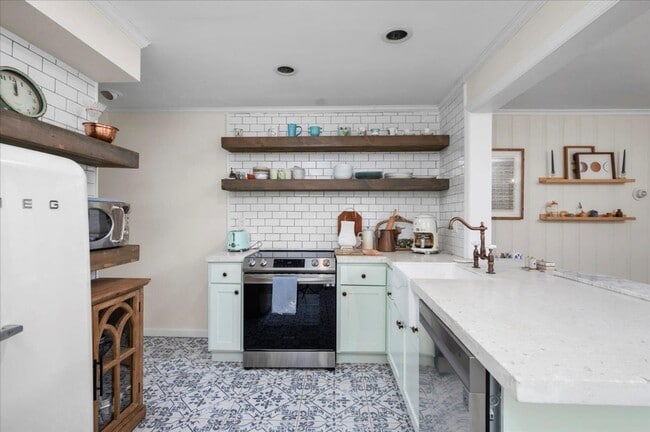 Building Photo - Ranch-style residence offers 3 bedrooms an...