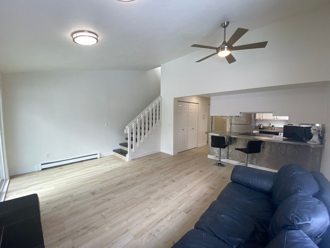Foto principal - 2 bed, 1.5 bath townhouse with lots of upd...