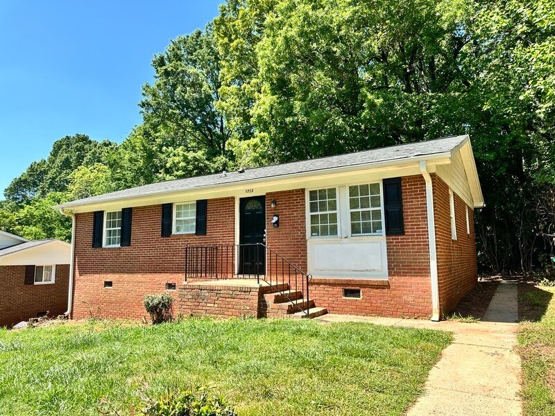 Primary Photo - 1713 Longleaf Dr