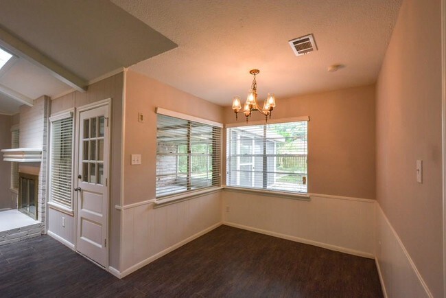 Building Photo - 4806 Geneva Dr