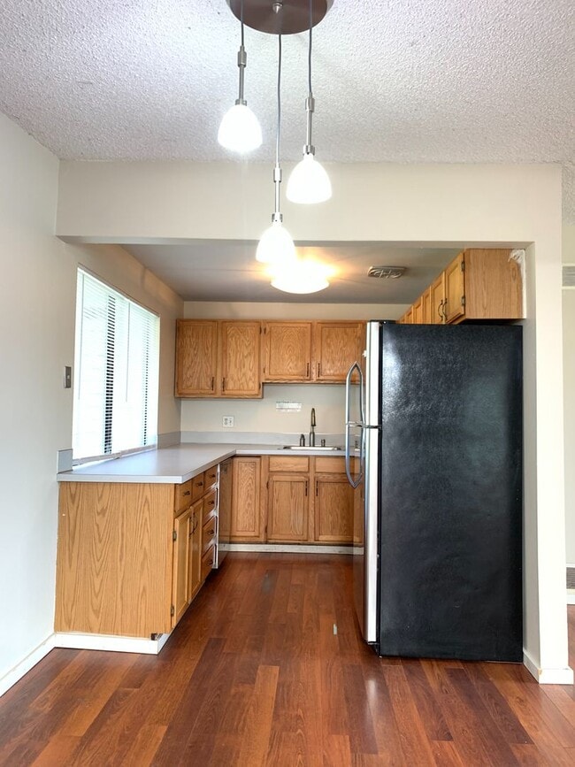 Building Photo - Lake hills 3 bed