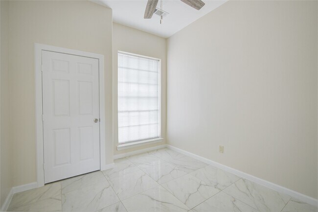 Foto del edificio - 4427 Waterfall Way