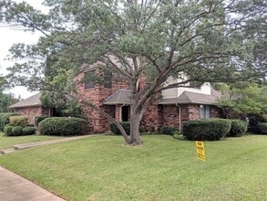 Building Photo - 2705 Cummings Dr