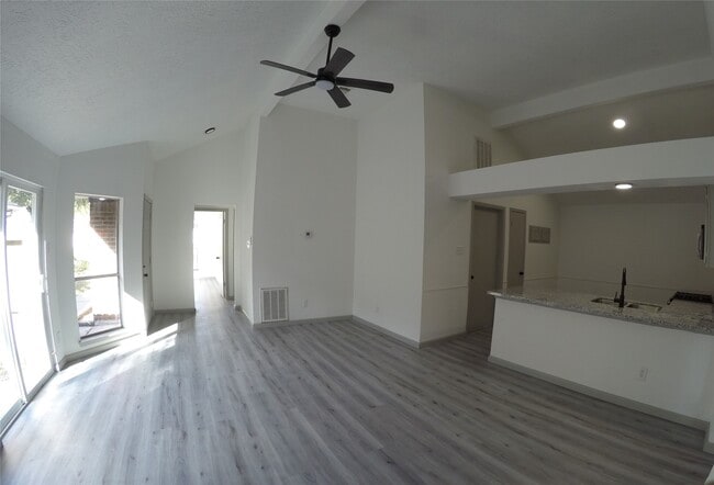 Building Photo - 9211 Golden Meadow Dr