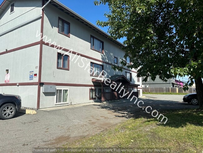 Building Photo - 133 N Flower St