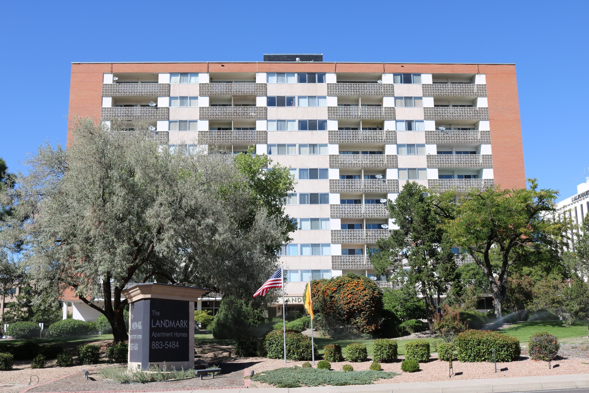 Tallest RESIDENTIAL Highrise outside downtown metros under 3 M (2015