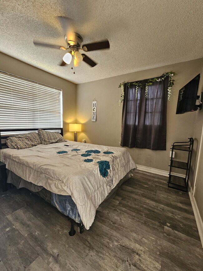 Building Photo - Historic home 2/1 for rent! Fully furnished