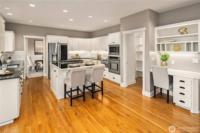 Foto del edificio - Beautiful Bellevue home with a View!