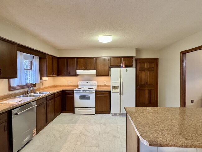 Building Photo - 702 W 6th Ave