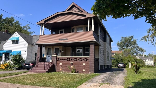 Convenient location with large porch - 3252 E 142nd St