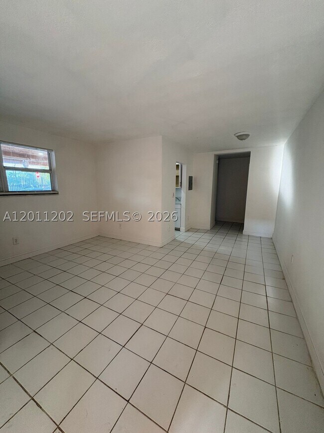 Foto del edificio - 1590 NE 125th St