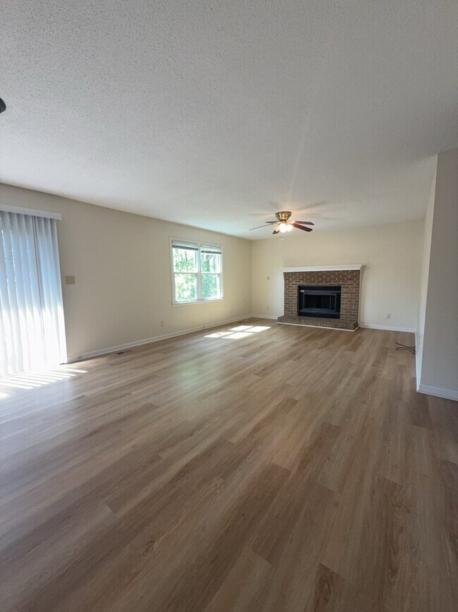 Foto del edificio - 2701 Northwoods Dr