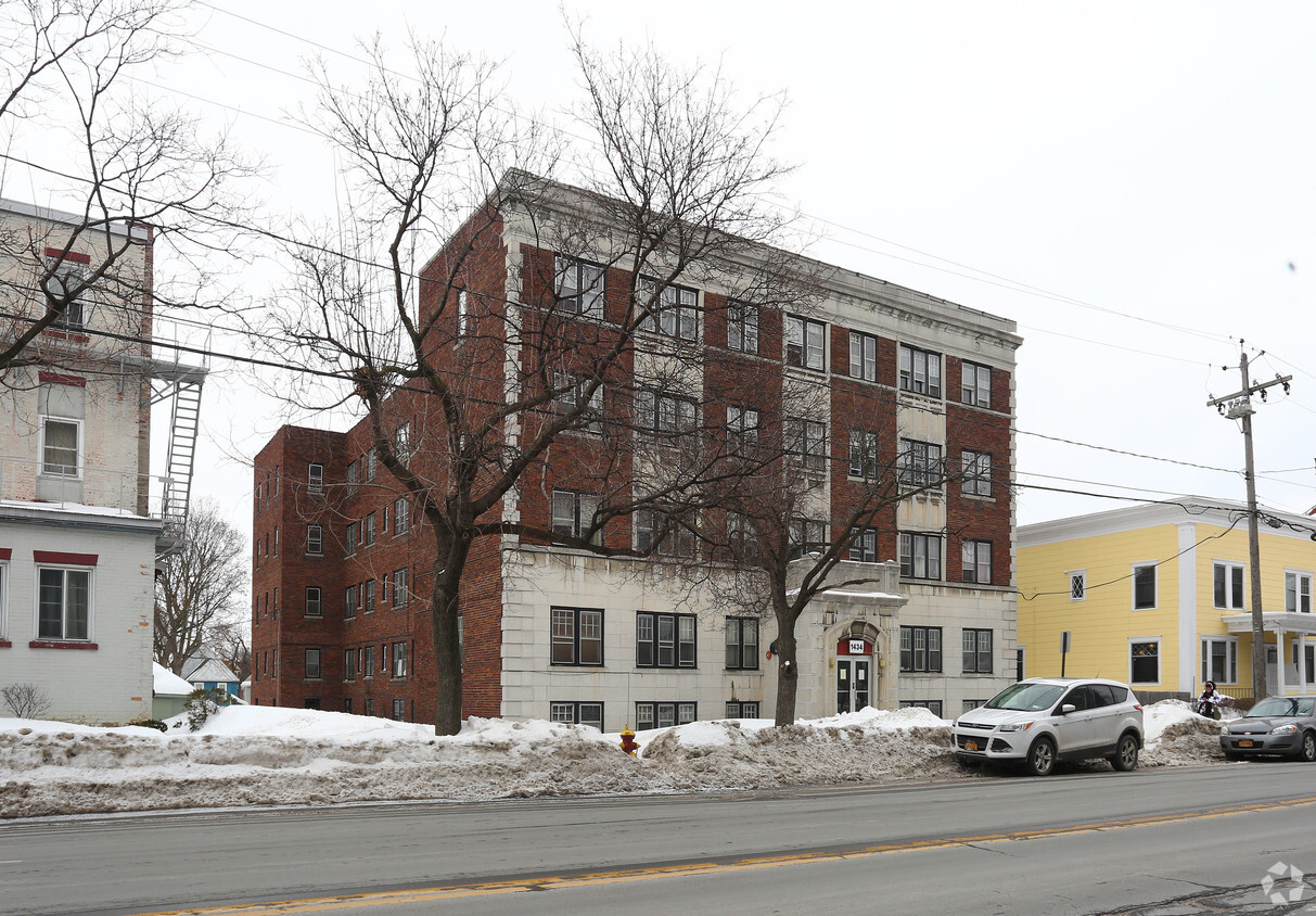 Primary Photo - Algonquin Apartments