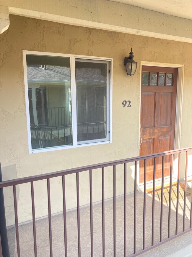 Puerta principal - 320 J Ave