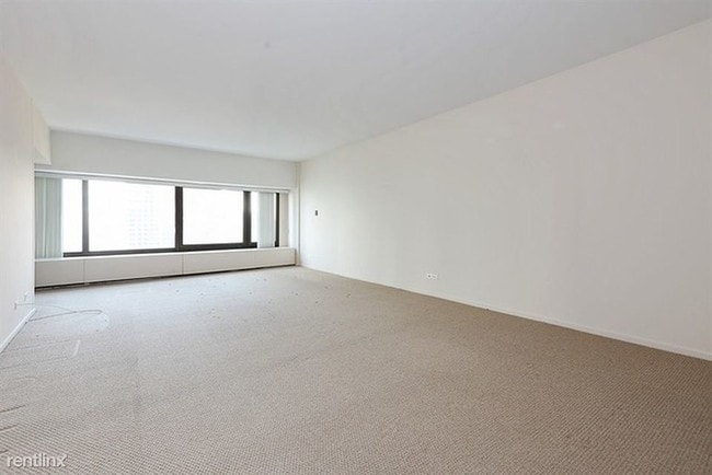 Building Photo - 1 br, 1 bath Condo - 230 E Delaware Pl